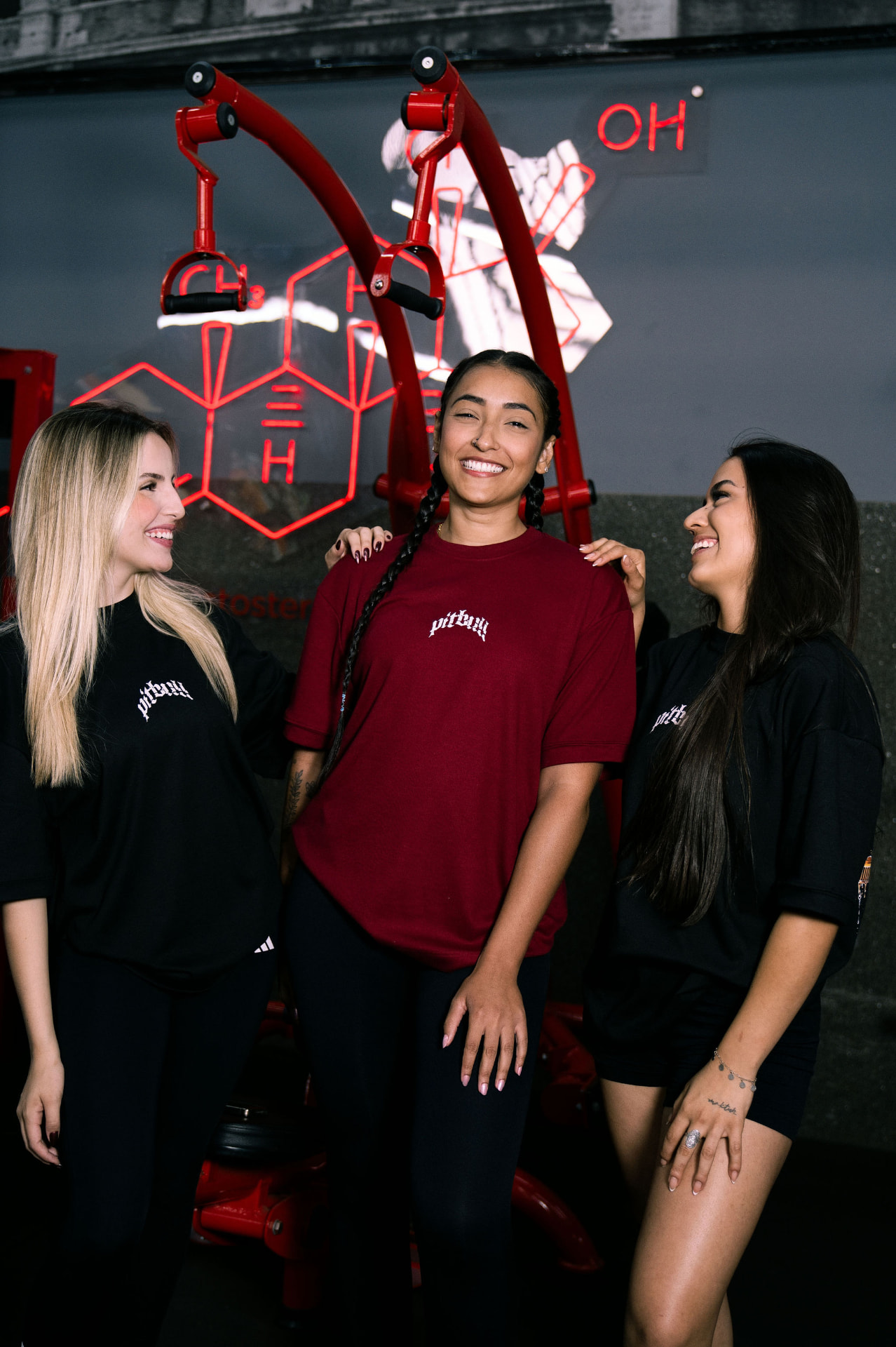 Três mulheres da comunidade Mulheres em Movimento juntas na academia